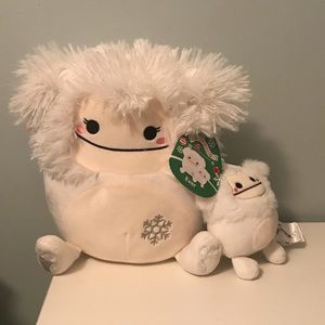 Squishmallows NWTs 8” Ever with clip. Winter White Bigfoot.